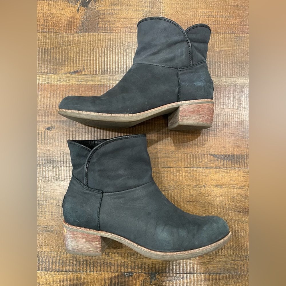 UGG Darling Boots (women size 7)
